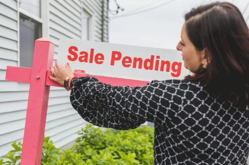 sale pending signage in front of a house